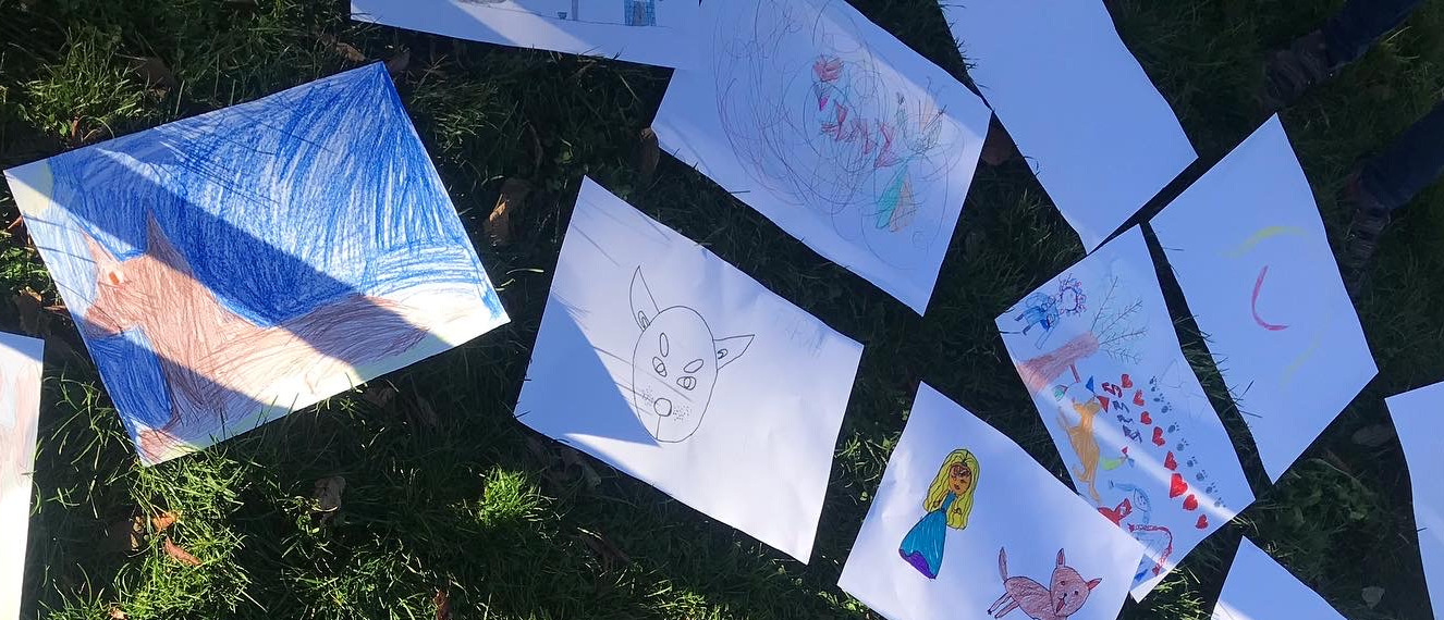 Kleine Künstler mit tierischem Freund